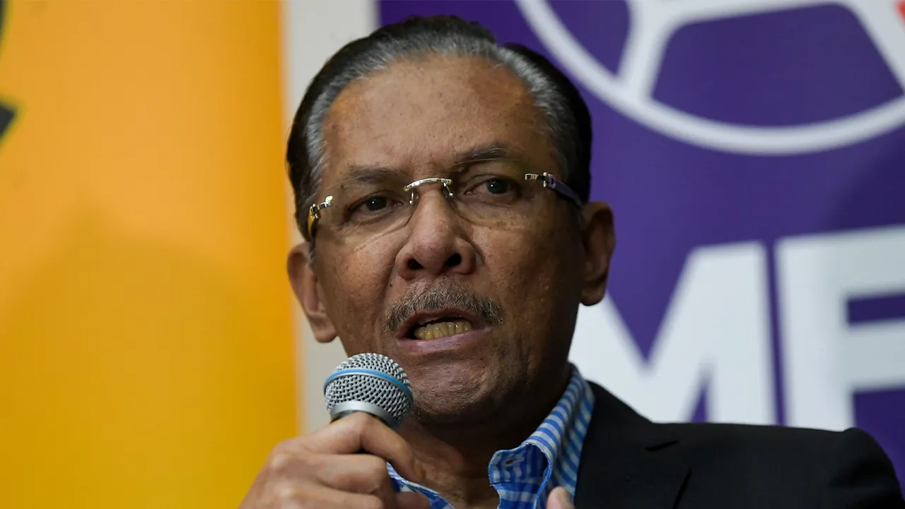 KELANA JAYA, 30 Mei -- Presiden Liga Bola Sepak Malaysia (MFL) Datuk Ab Ghani Hassan bercakap pada sidang media selepas mesyuarat bersama Persatuan Bola Sepak Negeri (FA) dan Kelab Bola Sepak (FC) di Wisma FAM hari ini.  --fotoBERNAMA (2025) HAK CIPTA TERPELIHARA