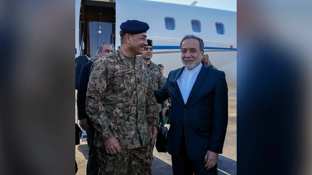 Iranian Foreign Minister Abbas Araqchi welcomes Pakistan army chief Asim Munir at an airport in Tehran, Iran, April 15, 2026. Iranian Foreign Ministry/WANA (West Asia News Agency)/Handout via REUTERS