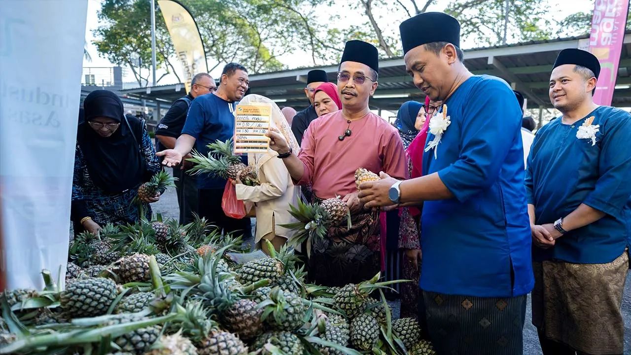 KUALA LUMPUR, 20 April -- Ketua Pengarah Lembaga Pemasaran Pertanian Persekutuan (FAMA) Abdul Rashid Bahri (depan, tiga kanan) menunjukkan tanda harga buah nanas madu yang dijual pada harga RM0.50 sebiji pada Program Jualan Agro MADANI (JAM) Edisi Johor di Ibu Pejabat FAMA Bandar Baru Selayang hari ini.  Turut sama, Ahli Lembaga Pengarah FAMA Mohd Faizul Mohd Salleh (dua, kanan) dan Pengarah FAMA Johor Faidz Afizi Mohamed (kanan).  --fotoBERNAMA (2026) HAK CIPTA TERPELIHARA