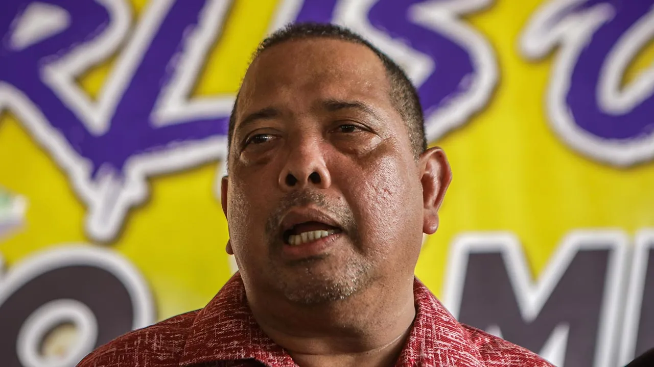 KANGAR, 19 April -- Menteri Besar Perlis, Abu Bakar Hamzah bertemu pengamal media mengulas mengenai penangguhan mengejut Sidang Dewan Undangan Negeri(DUN) Perlis ketika ditemui pada Majlis Penyampaian Hadiah Perlis Open Moto X Meeting di Litar Motocross, Sungai Batu Pahat hari ini.  Sidang DUN Perlis dijadualkan berlangsung bermula 21 hingga 23 April depan, namun Setiausaha DUN, Mohd Anwar Sahul Hameed pada surat rasmi semalam, mengumumkan penangguhan tanpa tarikh baharu. -- fotoBERNAMA (2026) HAK CIPTA TER