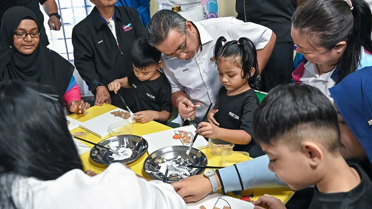 LUMUT, 7 April -- Timbalan Menteri Pertahanan Adly Zahari menyantuni anak-anak autisme ketika merasmikan Program Ikhtiar Autisme Angkatan Tentera Malaysia (IA-ATM) di Pusat Pemulihan Dalam Komuniti (PPDK) Lautan Kasih Pangkalan TLDM di sini hari ini.  --fotoBERNAMA (2026) HAK CIPTA TERPELIHARA