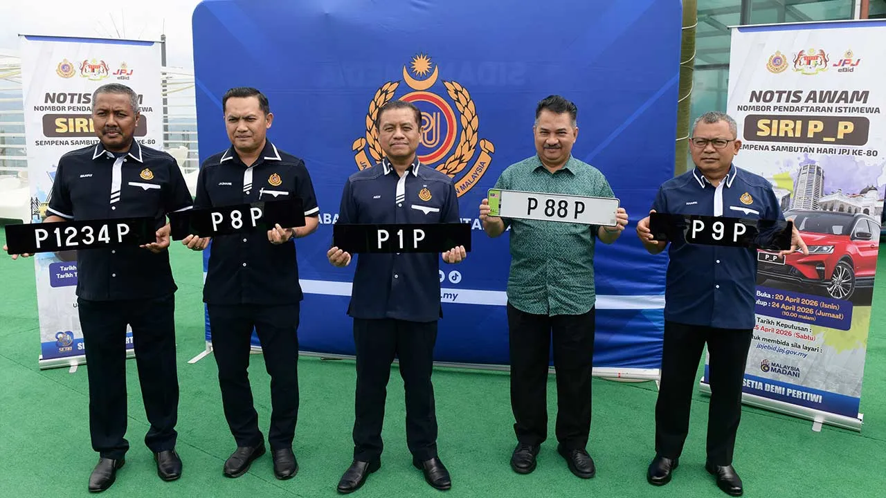 GEORGE TOWN, 17 April — Ketua Pengarah Jabatan Pengangkutan Jalan (JPJ) Datuk Aedy Fadly Ramli (tengah) bersama pegawainya menunjukkan nombor pendaftaran istimewa (NPI) dengan tanda indeks ‘P_P’ sempena sambutan ulang tahun ke-80 jabatan itu di The Top, Komtar di sini hari ini.  —fotoBERNAMA (2026) HAK CIPTA TERPELIHARA