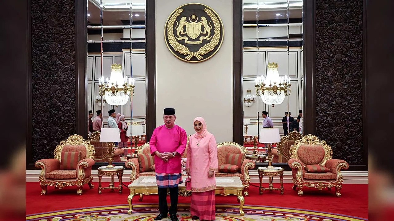 KUALA LUMPUR, 21 Mac -- Yang di-Pertuan Agong Sultan Ibrahim bersama Raja Permaisuri Agong, Raja Zarith Sofiah berkenan bergambar sebelum berangkat menunaikan Solat Sunat Aidilfitri di Surau Utama Istana Negara hari ini.  --fotoBERNAMA (2026) HAK CIPTA TERPELIHARA