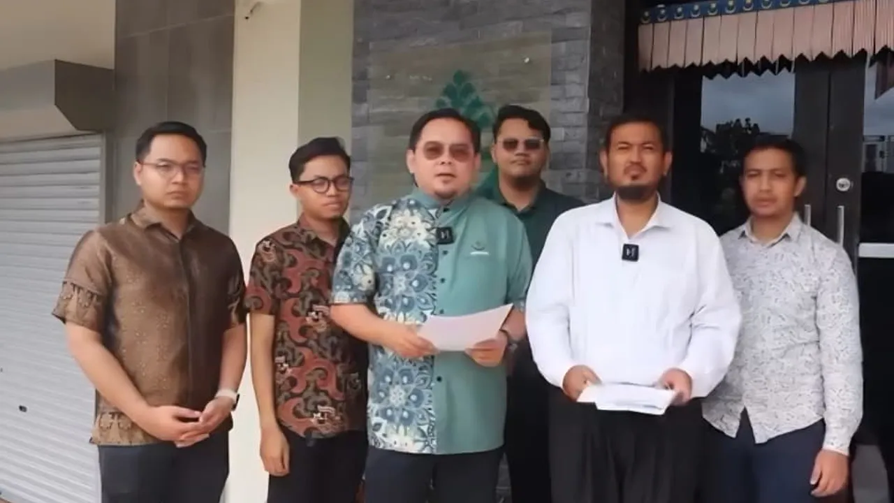 Presiden ABIM, Ahmad Fahmi Mohd Samsudin (tiga dari kiri) bersama pimpinan ABIM semasa menghadiri sebuah acara di Kuala Lumpur, baru-baru ini._ABIM