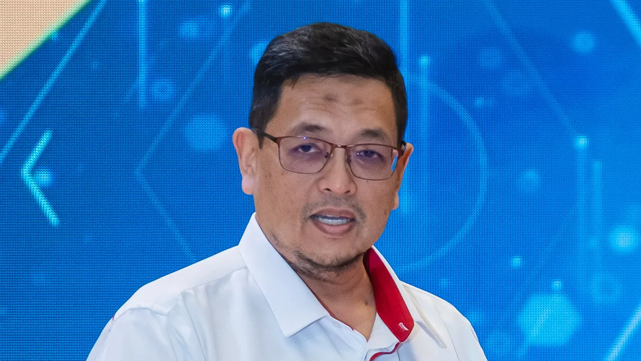 KUALA LUMPUR, 11 Jun -- Timbalan Menteri Pendidikan Tinggi Datuk Ts Mustapha Sakmud (tengah) menerima Blueprint Keterjaminan Makanan Universiti Putra Malaysia (UPM) daripada Naib Canselor UPM, Datuk Prof Ir Dr Ahmad Farhan Mohd Sadullah (kiri) pada Majlis Penutup Persidangan Keterjaminan Makanan Kebangsaan (PKMK) 2025 di UPM hari ini._BERNAMA