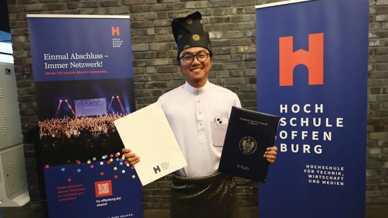 Ahmad Taufeq Ismadi Ahmad Zakki berbangga menjadi anak Malaysia yang memakai busana kebangsaan lengkap berbaju Melayu, bersamping dan mengenakan tanjak daripada Tanjak Fansuri di hari graduasinya di Jerman, baru-baru ini, - Gambar Astro AWANI