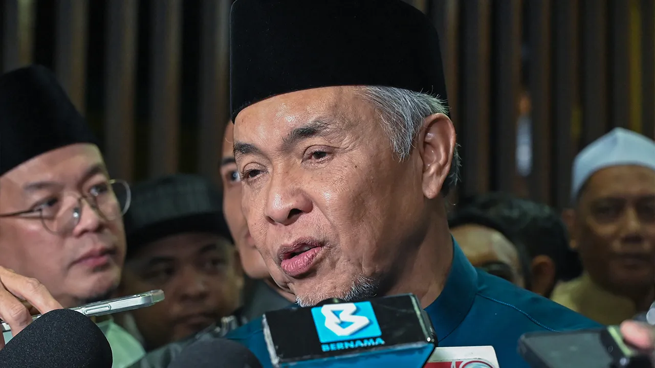 BAGAN DATUK, 4 April -- Timbalan Perdana Menteri Datuk Seri Dr Ahmad Zahid Hamidi ketika bertemu pengamal media pada Sambutan Aidilfitri Parlimen Bagan Datuk di Dewan Datuk Lope Hashim hari ini._BERNAMA