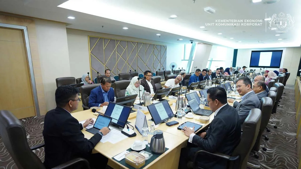 𝐏𝐞𝐫𝐛𝐢𝐧𝐜𝐚𝐧𝐠𝐚𝐧 𝐈𝐦𝐩𝐚𝐤 𝐊𝐫𝐢𝐬𝐢𝐬 𝐓𝐞𝐧𝐚𝐠𝐚 𝐆𝐥𝐨𝐛𝐚𝐥 𝐊𝐞 𝐀𝐭𝐚𝐬 𝐈𝐧𝐝𝐮𝐬𝐭𝐫𝐢 𝐘𝐚𝐧𝐠 𝐓𝐞𝐫𝐤𝐞𝐬𝐚𝐧 𝐁𝐞𝐫𝐬𝐚𝐦𝐚 𝐊𝐞𝐦𝐞𝐧𝐭𝐞𝐫𝐢𝐚𝐧 𝐄𝐤𝐨𝐧𝐨𝐦𝐢 𝐃𝐚𝐧 𝐉𝐚𝐰𝐚𝐭𝐚𝐧𝐤𝐮𝐚𝐬𝐚 𝐏𝐞𝐧𝐚𝐬𝐢𝐡𝐚𝐭 𝐃𝐚𝐬𝐚𝐫 𝐊𝐞𝐩𝐚𝐝𝐚 𝐏𝐞𝐫𝐝𝐚𝐧𝐚 𝐌𝐞𝐧𝐭𝐞𝐫𝐢 (𝐏𝐌𝐀𝐂) Menteri Ekonomi bersama Jawatankuasa Penasihat Dasar kepada Perdana Menteri (PMAC) hari ini meneruskan sesi libat urus bersama industri yang terkesan akibat krisis tenaga global, dengan tumpuan khusus kepada per