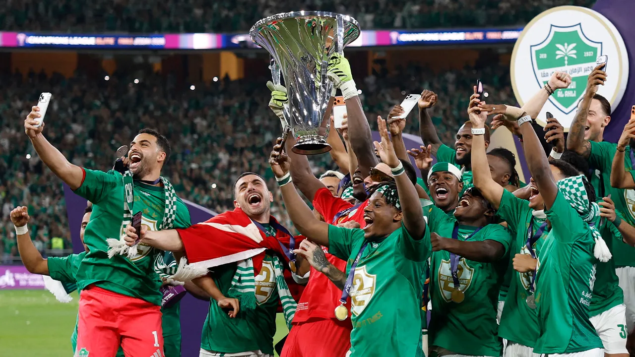 Soccer Football - Asian Champions League - Final - Al Ahli v Machida Zelvia - King Abdullah Sports City Stadium, Jeddah, Saudi Arabia - April 25, 2026 Al Ahli's Edouard Mendy celebrates with the trophy and teammates after winning the Asian Champions League REUTERS/Ibraheem Abu Mustafa
