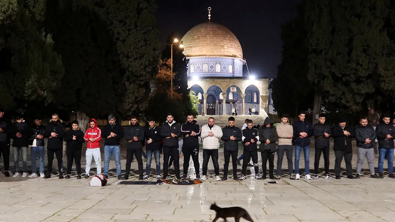 Muslim worshippers pray in front of the Dome of the Rock at Al-Aqsa compound, also known to Jews as the Temple Mount, amid a two-week ceasefire in the Iran war, in Jerusalem, April 9, 2026. REUTERS/Sinan Abu Mayzer REFILE - CLARIFYING CAPTION FROM "FOLLOWING" TO "AMID". TPX IMAGES OF THE DAY