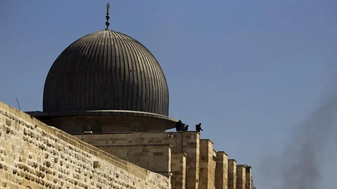 Israeli police officers take positions on the roof of al-Aqsa mosque during clashes with Palestinians in Jerusalem's Old City September 28, 2015. REUTERS/Amir Cohen