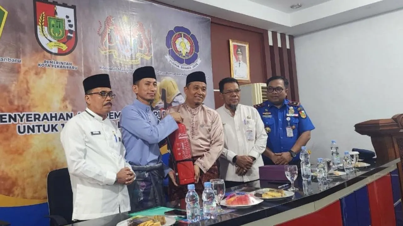 Malaysia Sumbang Alalat Pemadam Api Ringan Kepada 100 Masjid Di Pekanbaru -- Konsulat Jeneral di Pekanbaru