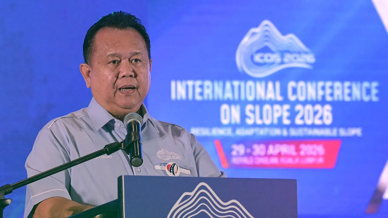 KUALA LUMPUR, 29 April -- Menteri Kerja Raya, Datuk Seri Alexander Nanta Linggi menyampaikan ucapan pada Majlis Perasmian International Conference On Slope (ICOS) 2026 di sini, hari ini.  --fotoBERNAMA (2026) HAK CIPTA TERPELIHARA