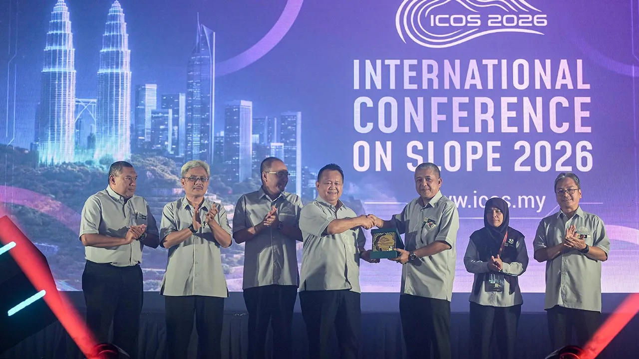 KUALA LUMPUR, 29 April -- Menteri Kerja Raya, Datuk Seri Alexander Nanta Linggi menerima cenderamata daripada Ketua Pengarah Kerja Raya Datuk Seri Roslan Ismail (tiga, kanan) pada Majlis Perasmian International Conference On Slope (ICOS) 2026 di sini, hari ini.  --fotoBERNAMA (2026) HAK CIPTA TERPELIHARA