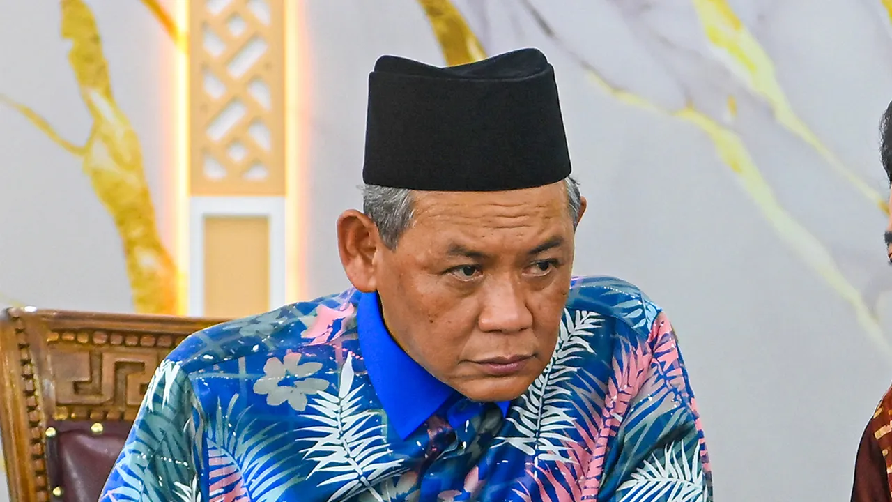 KUALA PILAH, 25 April -- Ketua Pesuruhjaya Suruhanjaya Pencegahan Rasuah Malaysia (SPRM) Tan Sri Azam Baki berbincang sesuatu dengan Menteri Besar Negeri Sembilan Datuk Seri Aminuddin Harun pada majlis penyerahan Masjid Kampung Terentang, Padang Lebar, hari ini._BERNAMA
