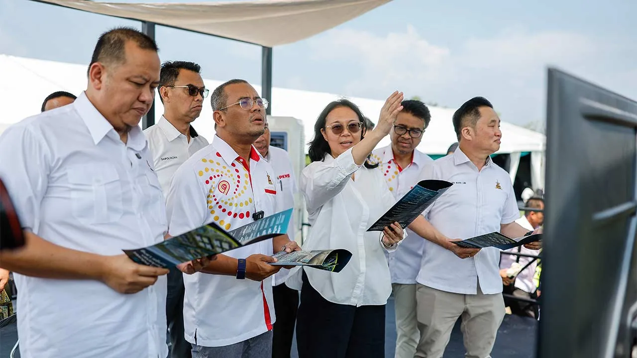 SABAK BERNAM, 25 April -- Menteri Besar Selangor Datuk Seri Amirudin Shari meninjau tapak projek pada Majlis Peluncuran Zon Industri Perikanan Sungai Lang di Tapak Zon Industri Perikanan Sungai Lang, Sabak Bernam hari ini.  Turut hadir Exco Kemajuan Desa, Perpaduan dan Penguna Negeri Selangor Datuk Rizam Ismail dan Exco Kerajaan Tempatan dan Pelancongan Negeri Selangor Datuk Ng Suee Lim.  -- fotoBERNAMA (2026) HAK CIPTA TERPELIHARA