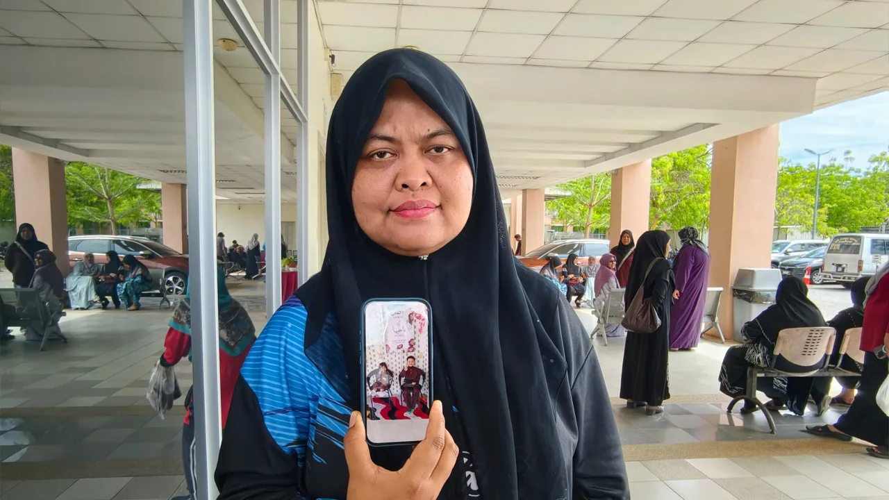 Luluh hati ibu lihat anak cuba kejut adik maut dalam nahas