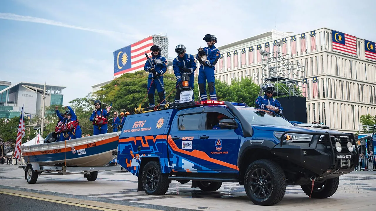 PUTRAJAYA, 31 Ogos -- Kontinjen Angkatan Pertahanan Awam Malaysia (APM) memeriahkan suasana pada sambutan Hari Kebangsaan 2025 di Dataran Putrajaya, hari ini.  Sebanyak 81 kontinjen melibatkan 14,062 peserta mengambil bahagian dalam perarakan dan perbarisan, yang turut menampilkan 21 pasukan pancaragam, tujuh kereta berhias, 508 aset darat dan udara, serta 116 haiwan dalam perkhidmatan awam.  --fotoBERNAMA (2025) HAK CIPTA TERPELIHARA