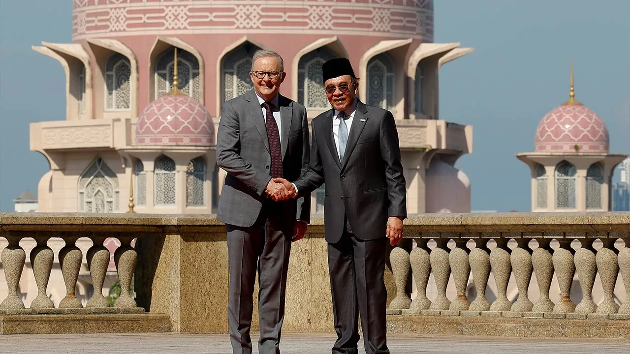 PUTRAJAYA, 16 April -- Perdana Menteri Datuk Seri Anwar Ibrahim menyambut kehadiran rakan sejawatnya dari Australia Anthony Albanese pada sambutan rasmi di Kompleks Perdana Putra, bersempena lawatan rasmi tiga harinya ke Malaysia dari 15 hingga 17 April.  --fotoBERNAMA (2026) HAK CIPTA TERPELIHARA  PUTRAJAYA, April 16 -- Prime Minister Datuk Seri Anwar Ibrahim welcomes his Australian counterpart Anthony Albanese at an official welcome at the Perdana Putra Complex, in conjunction with his three-day official 