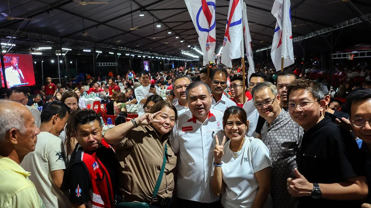 PUCHONG, 25 April --Setiausaha Agung DAP Anthony Loke Siew Fook beramah mesra dengan orang ramai ketika hadir ke Majlis Jamuan Makan Malam Amal DAP Kinrara di Pusat Bandar Puchong, malam ini. -- fotoBERNAMA (2026) HAK CIPTA TERPELIHARA