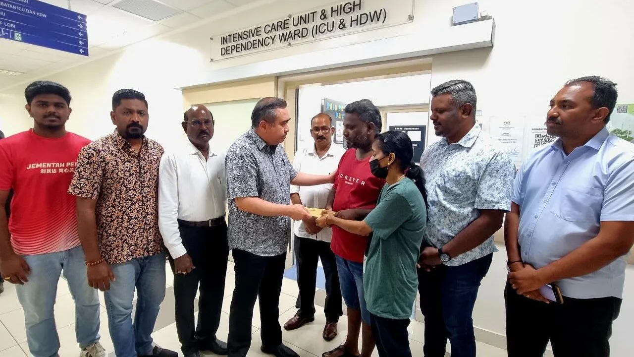 Tengah hari tadi, saya menziarahi ahli keluarga mangsa yang terlibat dalam satu kemalangan maut yang dirempuh oleh sebuah treler dan meragut 3 nyawa dua hari yang lalu di Hospital Segamat. Dua orang mangsa masih menerima rawatan dan salah seorang mangsa berada dalam keadaan kritikal dan ditempatkan di wad ICU._FB Anthony Loke Siew Fook