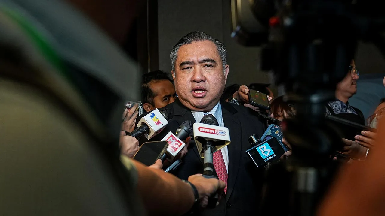 KUALA LUMPUR, April 30 -- Transport Minister Anthony Loke speaks to media after the China-Malaysia Readers Forum on the English Edition of Xi Jinping: The Governance of China (Volume V) at the InterContinental Kuala Lumpur here today.  -- fotoBERNAMA (2026) COPYRIGHT RESERVED