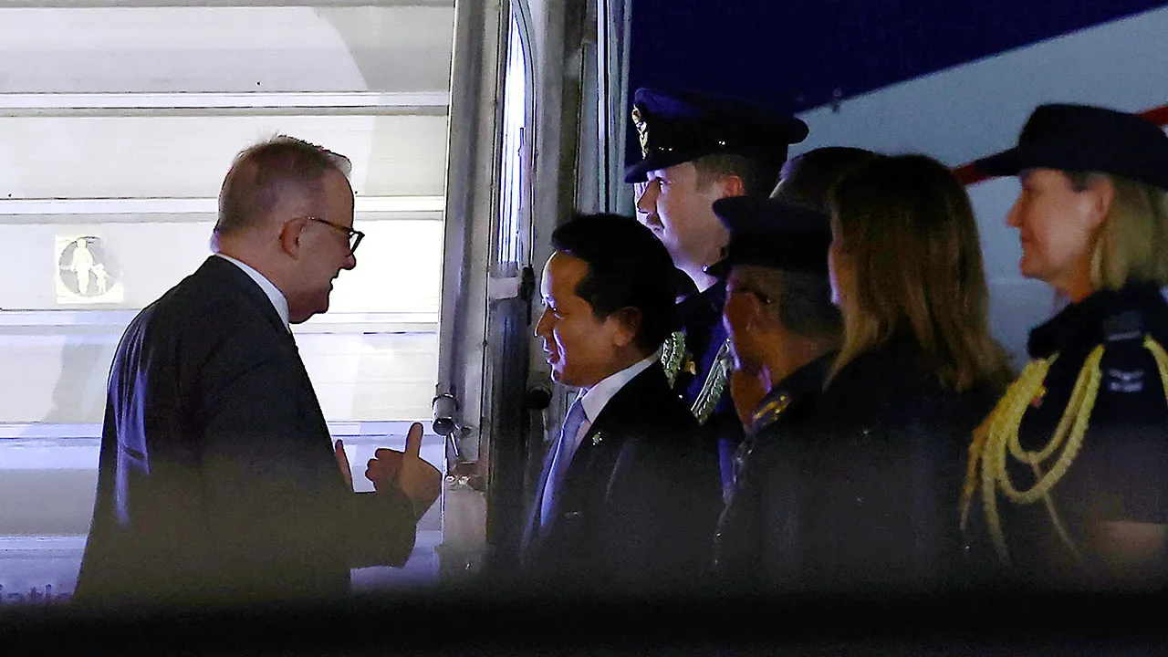 SUBANG JAYA, 16 April -- Perdana Menteri Australia Anthony Albanese diiringi pulang Menteri Sumber Asli dan Kelestarian Alam Datuk Seri Arthur Joseph Kurup di Pangkalan Tentera Udara Diraja Malaysia (TUDM) Subang malam ini selepas menamatkan lawatan rasmi dua hari ke Malaysia.  --fotoBERNAMA