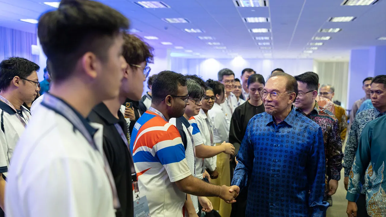 KUALA LUMPUR 27 APRIL 2026. Perdana Menteri, Datuk Seri Anwar Ibrahim berucap pada majlis Pelancaran Pusat Inovasi & Makmal Al Huawei di The Exchange 106@TRX, Kuala Lumpur.Astro AWANI / SHAHIR OMAR