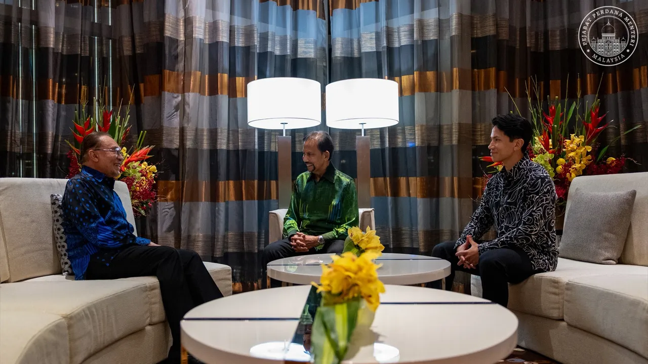 Diberi kesempatan menghadap Kebawah Duli Yang Maha Mulia Paduka Seri Baginda Sultan Hassanal Bolkiah Mu’izzaddin Waddaulah ibni Al-Marhum Sultan Haji Omar ‘Ali Saifuddien Sa’adul Khairi Waddien, Sultan dan Yang Di-Pertuan Brunei Darussalam di Kuala Lumpur._FB Anwar Ibrahim