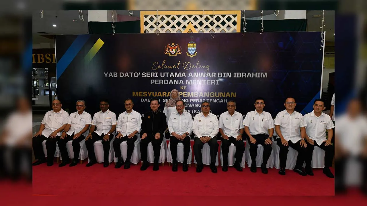 BUKIT MERTAJAM, 25 April -- Perdana Menteri Datuk Seri Anwar Ibrahim (enam, kiri) bergambar dengan pemimpin Pulau Pinang pada Mesyuarat Pembangunan Daerah Seberang Perai Tengah di bangunan Majlis Perbandaran Seberang Perai (MPSP) hari ini.  Turut hadir Ketua Menteri Pulau Pinang Chow Kon Yeow (lima, kiri).  --fotoBERNAMA (2026) HAK CIPTA TERPELIHARA