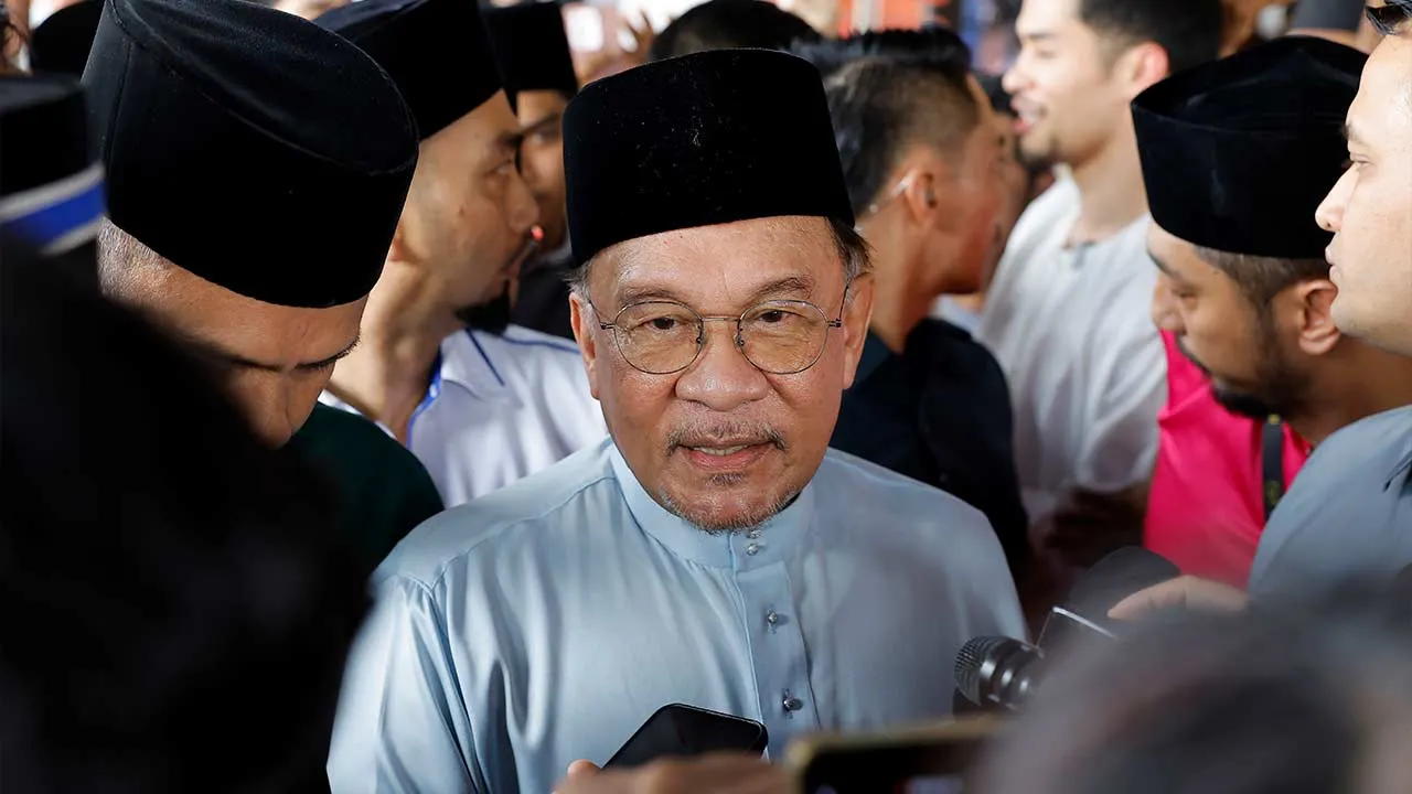 CYBERJAYA, 17 April -- Perdana Menteri Datuk Seri Anwar Ibrahim bercakap kepada pemberita selepas menunaikan solat Jumaat di Surau Bomba Cyberjaya hari ini.   --fotoBERNAMA (2026) HAK CIPTA TERPELIHARA