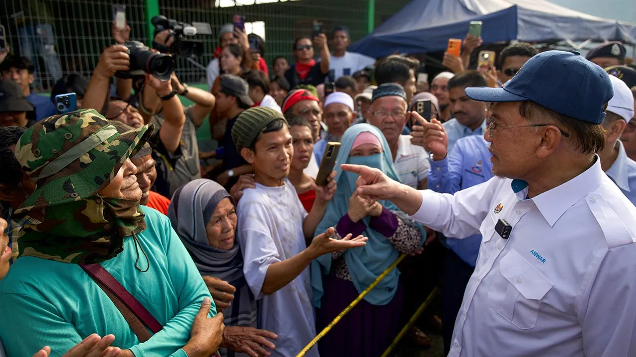 SANDAKAN, 22 April -- Perdana Menteri Datuk Seri Anwar Ibrahim meninjau lokasi bencana kebakaran di Kampung Bahagia dan melawat mangsa yang terjejas di PPR Taman Batu Sapi, di sini, hari ini.  --fotoBERNAMA (2026) HAK CIPTA TERPELIHARA