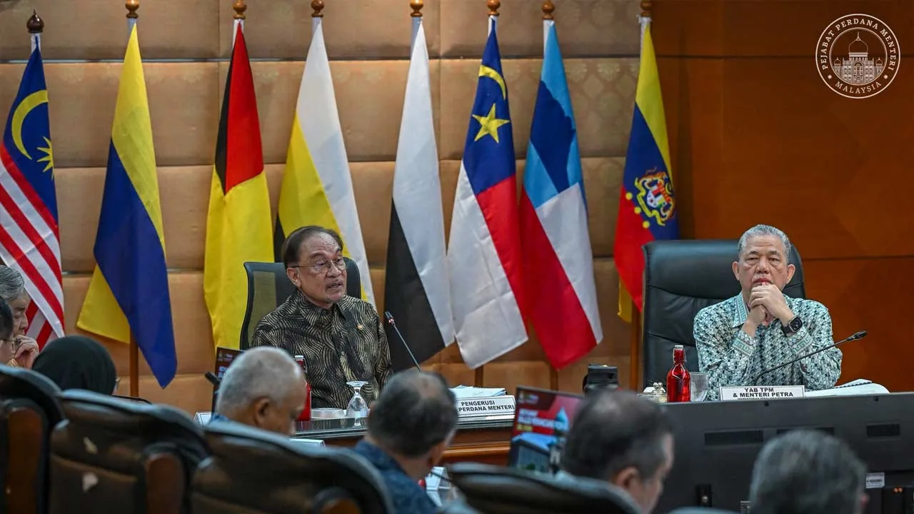 Hari ini saya telah mempengerusikan Mesyuarat Majlis Perancang Fizikal Negara (MPFN) Ke-50, dan mengambil kesempatan tersebut untuk turut menyentuh perkembangan mutakhir berkaitan konflik di Asia Barat. Dalam suasana geopolitik dan ekonomi global yang semakin mencabar, kita tidak lagi boleh bergantung kepada pendekatan lama. Perancangan pembangunan negara harus beralih kepada model yang lebih inovatif, dinamik, serta tidak bergantung sepenuhnya kepada peruntukan Kerajaan semata-mata.