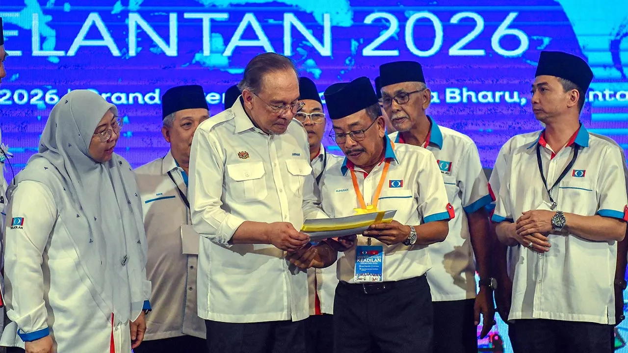 KOTA BHARU, 18 April -- Perdana Menteri Datuk Seri Anwar Ibrahim (tiga, kiri) bersama Pengerusi Majlis Pimpinan Negeri (MPN) Parti Keadilan Rakyat (PKR), Datuk Seri Mohamad Supardi Md Noor (tiga, kanan) melihat sebahagian borang keahlian anggota Cabang yang baharu pada Mini Konvensyen KEADILAN Kelantan 2026 harii ini.  -- fotoBERNAMA (2026) HAK CIPTA TERPELIHARA