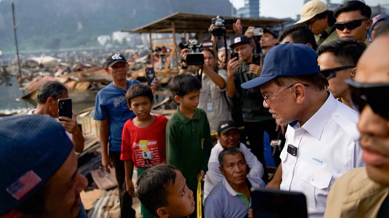 SANDAKAN, 22 April -- Perdana Menteri Datuk Seri Anwar Ibrahim meninjau lokasi bencana kebakaran di Kampung Bahagia dan melawat mangsa yang terjejas di PPR Taman Batu Sapi, di sini, hari ini.  --fotoBERNAMA (2026) HAK CIPTA TERPELIHARA