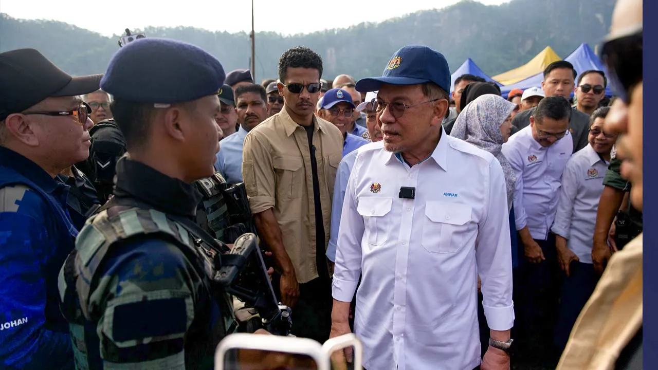SANDAKAN, 22 April -- Perdana Menteri Datuk Seri Anwar Ibrahim meninjau lokasi bencana kebakaran di Kampung Bahagia dan melawat mangsa yang terjejas di PPR Taman Batu Sapi, di sini, hari ini.  --fotoBERNAMA (2026) HAK CIPTA TERPELIHARA  SANDAKAN, April 22 -- Prime Minister Datuk Seri Anwar Ibrahim inspects the fire disaster site at Kampung Bahagia and visits affected victims at the Taman Batu Sapi PPR, here, today.  -- fotoBERNAMA (2026) COPYRIGHT RESERVED