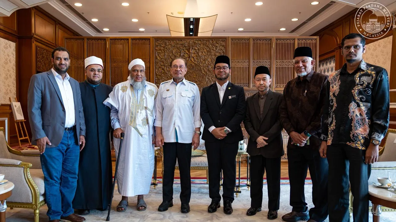 Alhamdulillah hari ini saya menerima kehadiran Timbalan Presiden Kesatuan Ulama’ Muslim Antarabangsa (International Union of Muslim Scholars) Fadhilatus Syeikh Muhammad Al-Hasan Al-Diddu Al-Shanqiti, bersama delegasi ke pejabat, dalam rangka program Syeikh di Malaysia kali ini. -- FB Anwar Ibrahim