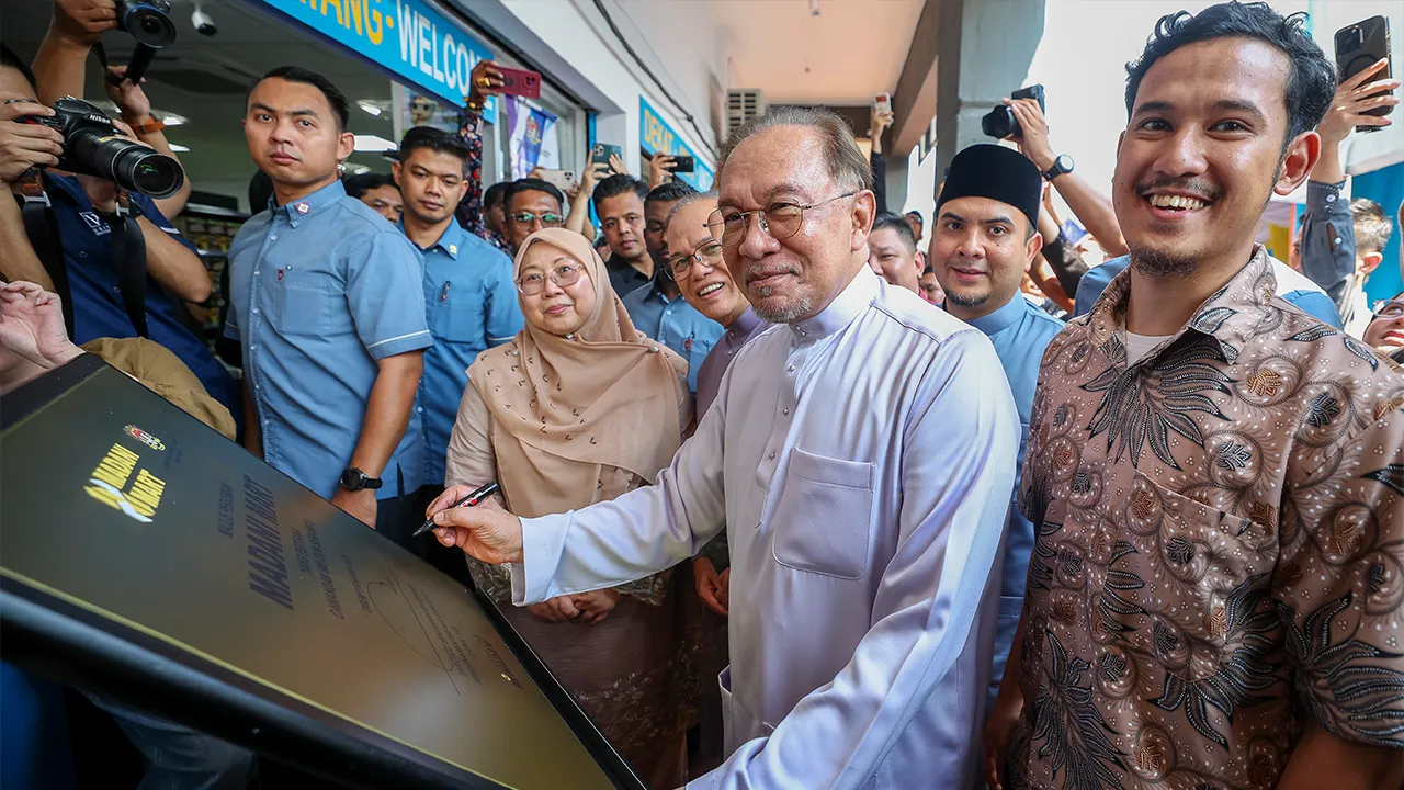 KUANTAN, 4 April -- Perdana Menteri Datuk Seri Anwar Ibrahim menandatangani plak perasmian kedai runcit MADANI Mart cawangan pertama negara di Indera Mahkota 8 (IM8) hari ini._BERNAMA