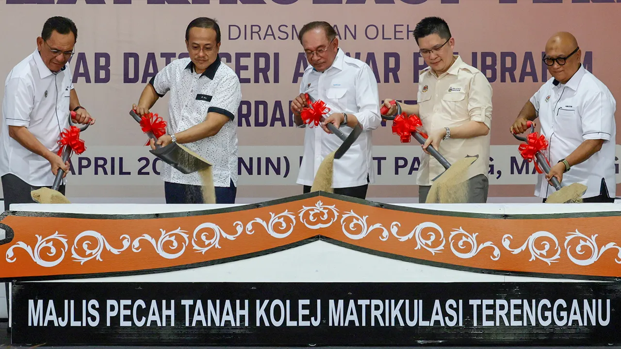 MARANG, 13 April -- Perdana Menteri Datuk Seri Anwar Ibrahim (tengah) melakukan gimik perasmian pada Majlis Pecah Tanah Kolej Matrikulasi Terengganu di Bukit Payong, hari ini.  Turut sama Menteri Besar Terengganu Datuk Seri Dr Ahmad Samsuri Mokhtar (dua, kiri) dan Timbalan Menteri Pendidikan, Wong Kah Woh (dua, kanan).  -- fotoBERNAMA (2026) HAK CIPTA TERPELIHARA
