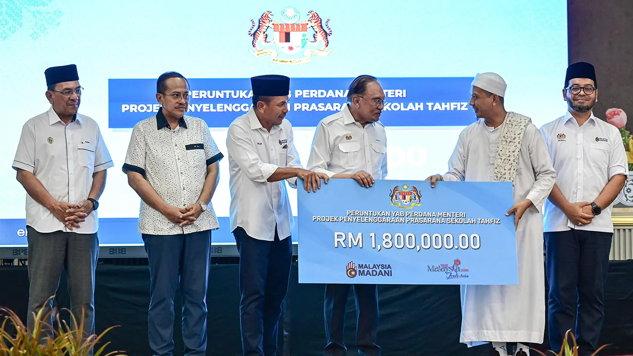 KUALA TERENGGANU, 13 April -- Perdana Menteri Datuk Seri Anwar Ibrahim (tiga, kanan) menyampaikan peruntukan projek penyelenggaraan prasarana sekolah tahfiz kepada wakil Madrasah Ribath Fatimah Az Zahra, Yusri Kasmidim (dua, kanan) pada Majlis Ramah Mesra MADANI Pelajar Tahfiz Negeri Terengganu di Sekolah Menengah Imtiyaz Yayasan Terengganu hari ini.  Turut hadir Menteri di Jabatan Perdana Menteri (Hal Ehwal Agama) Dr Zulkifli Hasan (kanan) dan Menteri Besar Terengganu, Datuk Seri Dr Ahmad Samsuri Mokhtar (