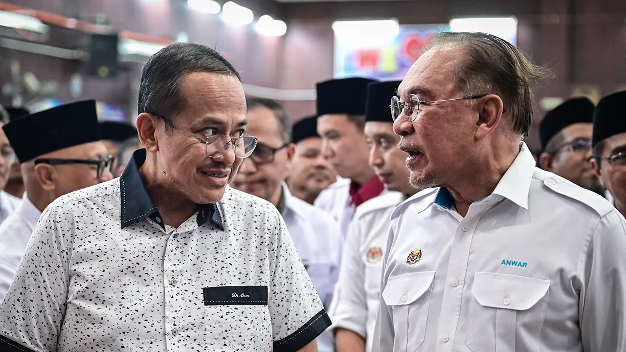 KUALA TERENGGANU, 13 April -- Perdana Menteri Datuk Seri Anwar Ibrahim (kanan) bercakap sesuatu dengan Menteri Besar Terengganu, Datuk Seri Dr Ahmad Samsuri Mokhtar (kiri) pada Majlis Ramah Mesra MADANI Pelajar Tahfiz Negeri Terengganu di Sekolah Menengah Imtiyaz Yayasan Terengganu hari ini.  --fotoBERNAMA (2026) HAK CIPTA TERPELIHARA