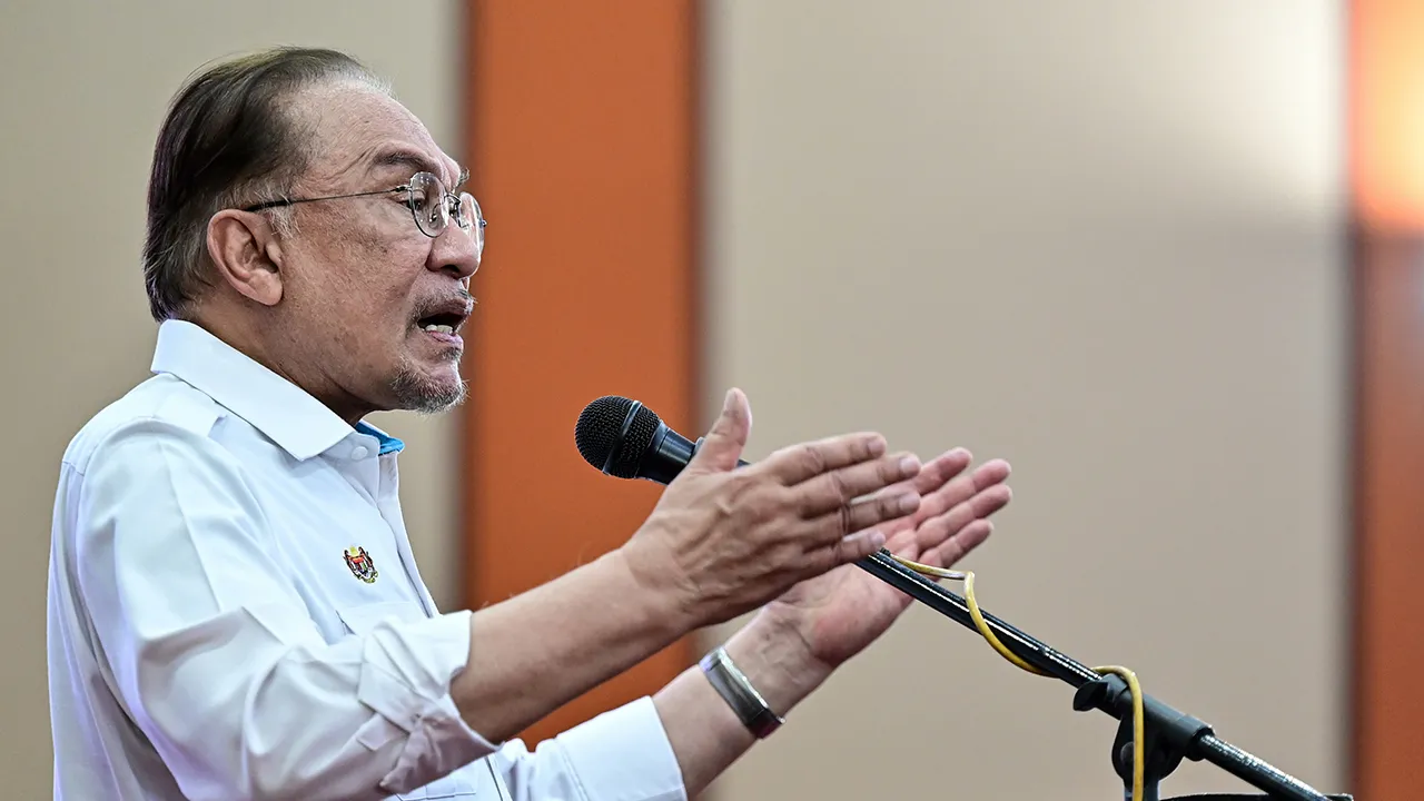 KUALA TERENGGANU, 13 April -- Perdana Menteri merangkap Presiden Parti Keadilan Rakyat Datuk Seri Anwar Ibrahim berucap pada Mini Konvensyen PKR Peringkat Negeri Terengganu di Terengganu Equestrian Resort hari ini.  --fotoBERNAMA (2026) HAK CIPTA TERPELIHARA