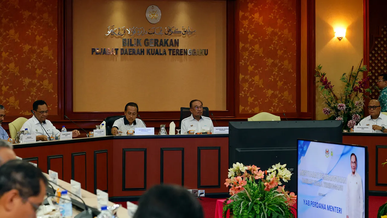KUALA TERENGGANU, 13 April -- Perdana Menteri Datuk Seri Anwar Ibrahim bersama Menteri Besar, Datuk Seri Dr Ahmad Samsuri Mokhtar pada Mesyuarat Pembangunan Daerah Kuala Terengganu di Pejabat Daerah Kuala Terengganu, hari ini.  -- fotoBERNAMA (2026) HAK CIPTA TERPELIHARA