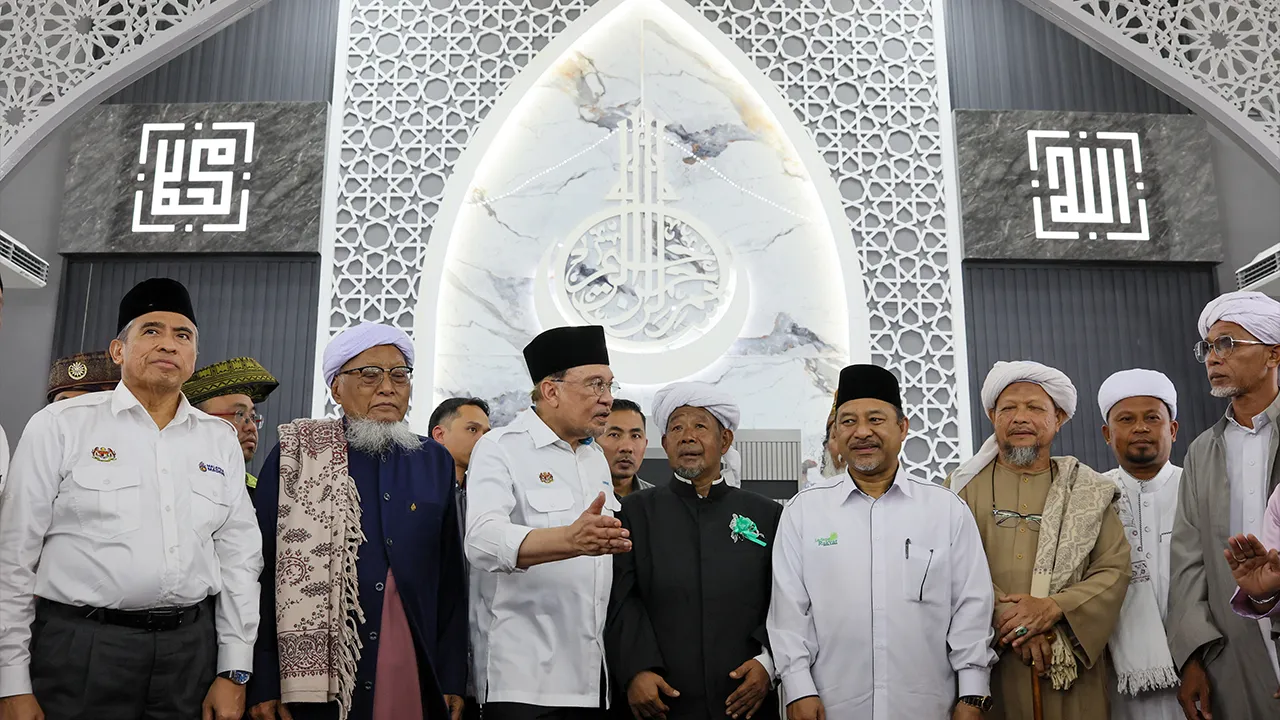 PASIR PUTEH, 18 April -- Perdana Menteri Datuk Seri Anwar Ibrahim meninjau keadaan masjid baharu pada majlis ramah mesra dan lawatan di Masjid Gong Chapa Temila, hari ini.  Turut sama Menteri Besar Kelantan, Datuk Mohd Nassuruddin Daud (empat, kanan)._BERNAMA