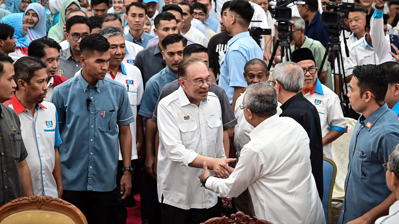 KUALA TERENGGANU, 13 April -- Perdana Menteri merangkap Presiden Parti Keadilan Rakyat Datuk Seri Anwar Ibrahim (tengah) hadir pada Mini Konvensyen PKR Peringkat Negeri Terengganu di Terengganu Equestrian Resort hari ini.  --fotoBERNAMA
