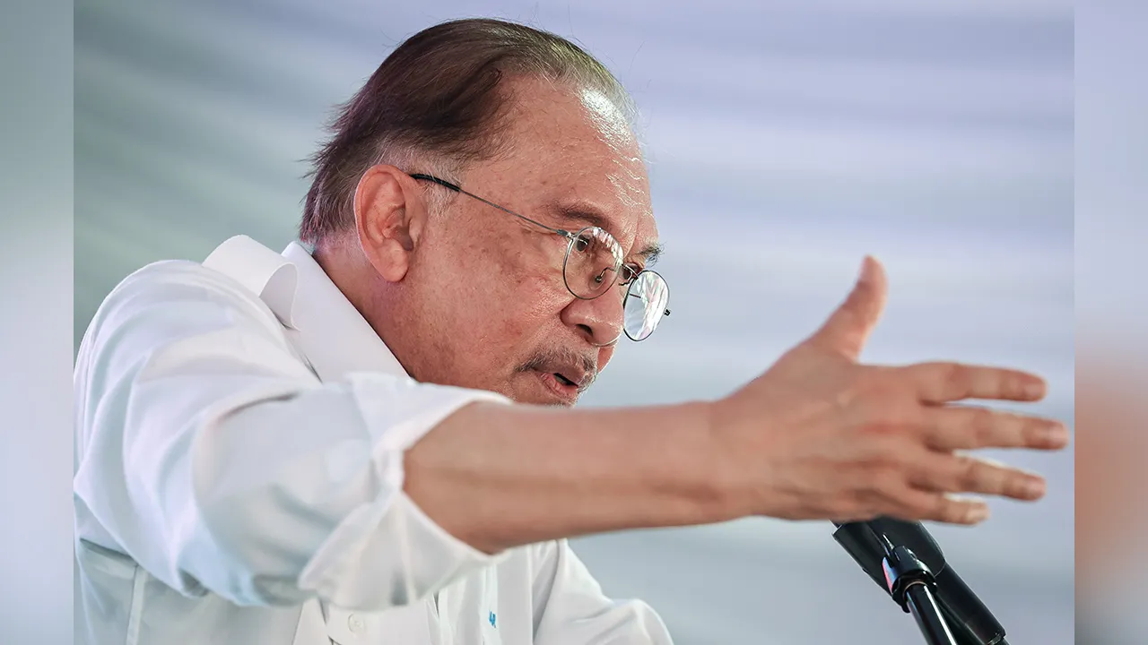KOTA TINGGI, 5 April -- Perdana Menteri Datuk Seri Anwar Ibrahim berucap pada Majlis Peluncuran Kolej Vokasional Pengerang di Sekolah Menengah Kebangsaan Tanjung Pengelih hari ini.  -- fotoBERNAMA