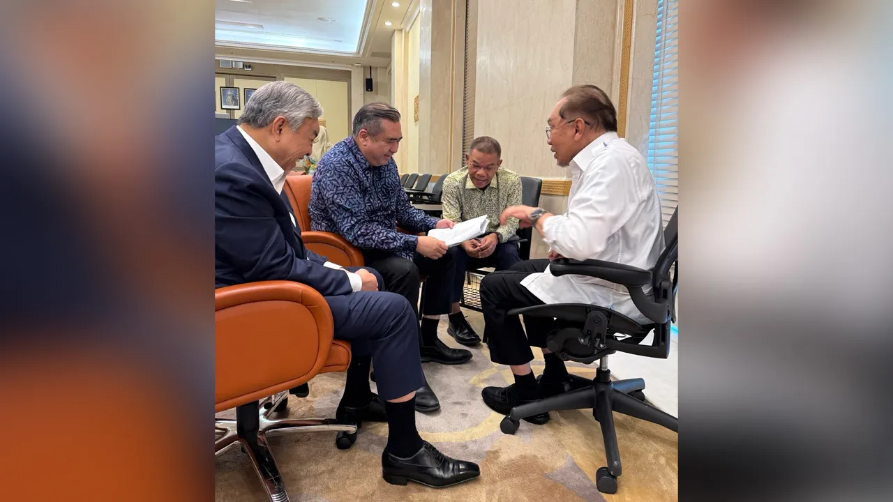 Pertemuan berlangsung. FB Fahmi Fadzil  