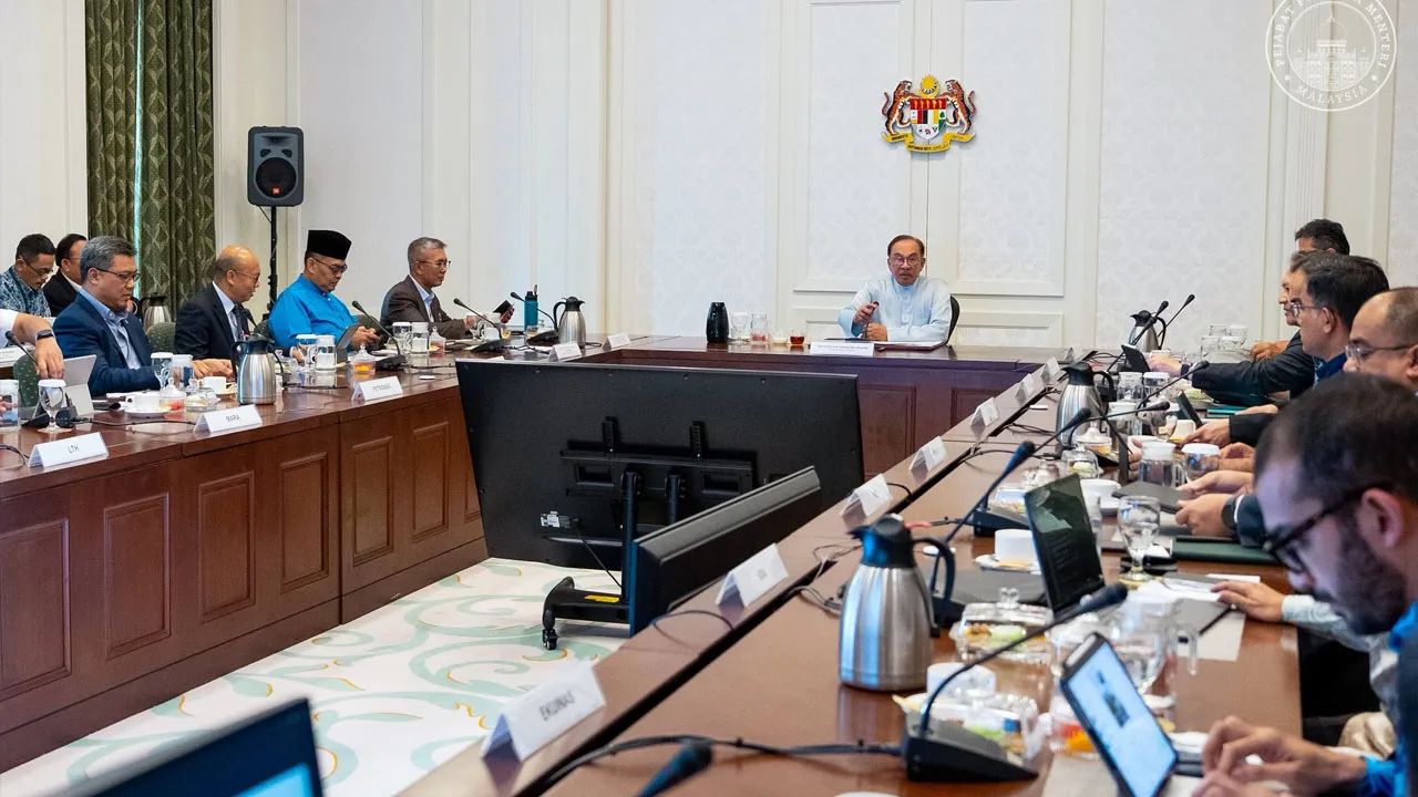 Petang ini saya mempengerusikan mesyuarat bersama institusi pelaburan Bumiputera untuk menelaah langkah yang lebih tuntas dan berkesan bagi menjayakan agenda pemerkasaan Bumiputera, sejajar dengan kerangka Ekonomi MADANI_FB  Anwar Ibrahim