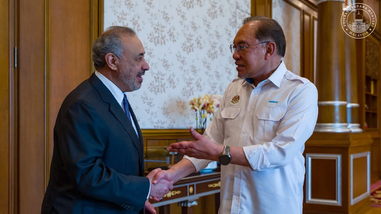 Menerima kunjungan hormat Pengerusi National Gas Company SAOG Oman bagi memperkukuh kerjasama strategik serta meneroka peluang pelaburan baharu yang mampu menjamin kestabilan bekalan tenaga negara._FB Anwar Ibrahim