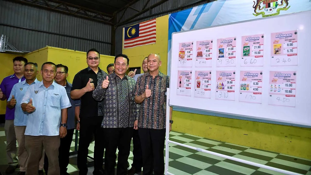 KUCHING, 13 April -- Menteri Perdagangan Dalam Negeri dan Kos Sara Hidup Datuk Armizan Mohd Ali menunjukkan harga yang ditawarkan pada Program Sentuhan Kasih dan Jualan RAHMAH MADANI, malam ini.  -- fotoBERNAMA (2025) HAK CIPTA TERPELIHARA